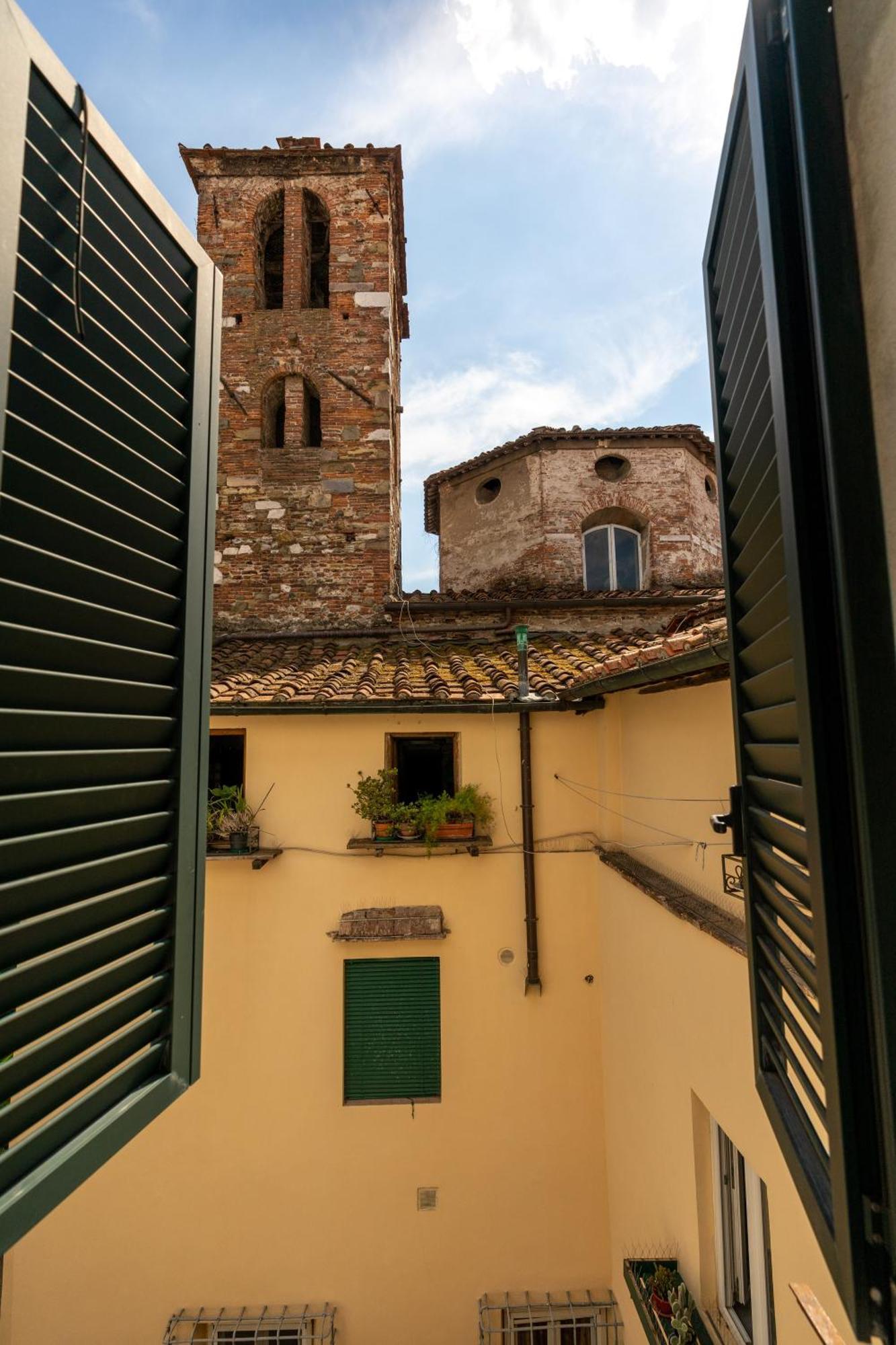 Historic Apt In The Center Of Lucca With Balcony Apartment Exterior photo
