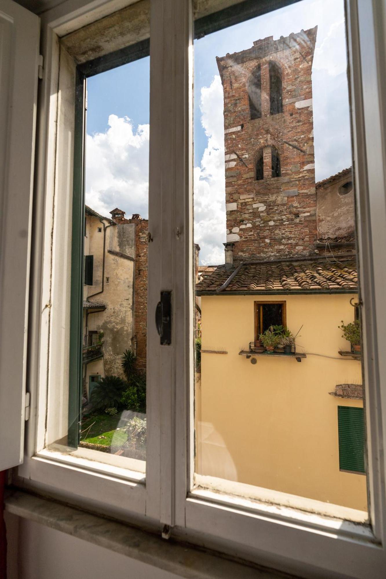 Historic Apt In The Center Of Lucca With Balcony Apartment Exterior photo