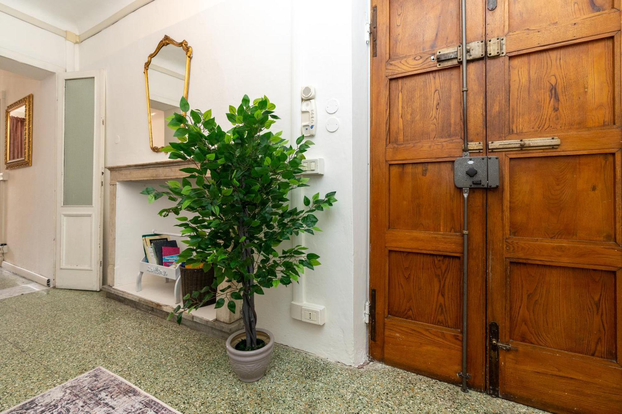 Historic Apt In The Center Of Lucca With Balcony Apartment Exterior photo